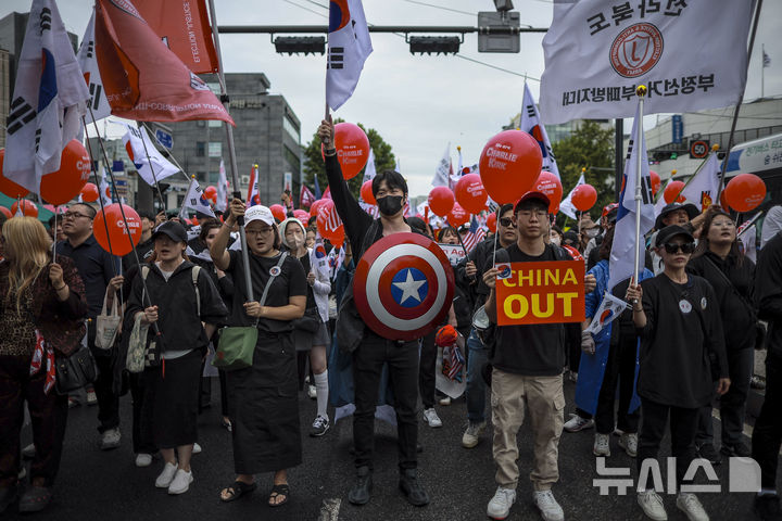 [서울=뉴시스] 정병혁 기자 = 3일 서울 종로구 동대문역 인근에서 열린 자유대학 정부 규탄 집회에서 참가자들이 피켓을 들고 구호를 외치고 있다. 2025.10.03. jhope@newsis.com