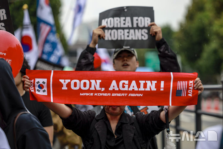 [서울=뉴시스] 정병혁 기자 = 3일 서울 종로구 동대문역 인근에서 열린 자유대학 정부 규탄 집회에서 참가자들이 피켓을 들고 광화문 방향으로 행진하고 있다. 2025.10.03. jhope@newsis.com