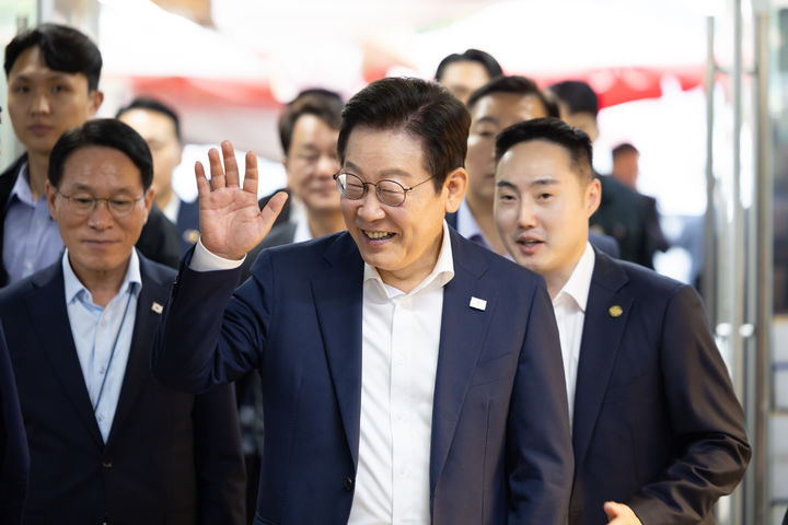 [서울=뉴시스] 이재명 대통령이 3일 강화제일풍물시장 방문해 시민들과 인사를 나누고 있다. (사진=대통령실 제공) 2025.10.03. photo@newsis.com *재판매 및 DB 금지