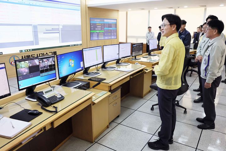 [서울=뉴시스] 김진아 기자 = 김정관 산업통상부 장관이 3일 서울 강서구 서울도시가스 상황실을 방문, 추석 연휴 가스안전관리 대책 추진현황을 점검하고 있다. (사진=산업통상부 제공) 2025.10.03. photo@newsis.com *재판매 및 DB 금지
