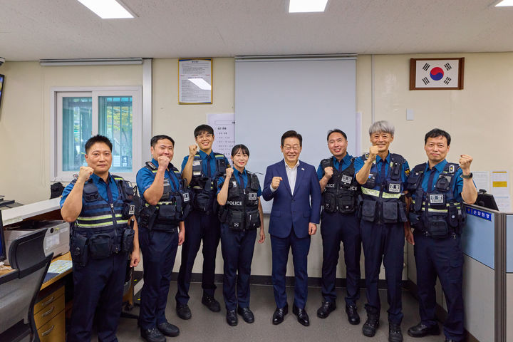 [서울=뉴시스] 이재명 대통령이 3일 서울 중구 소재 약수지구대를 방문해 경찰관들과 기념촬영을 하고 있다. (사진=대통령실 제공) 2025.10.03. photo@newsis.com *재판매 및 DB 금지