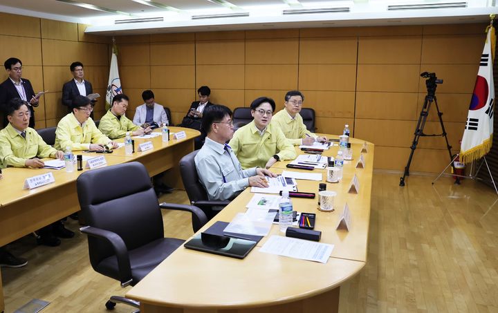 [서울=뉴시스] 김진아 기자 = 김정관 산업통상부 장관이 3일 서울 강서구 서울도시가스 상황실을 방문, 추석 연휴 가스안전관리 대책 추진현황을 점검하고 있다. (사진=산업통상부 제공) 2025.10.03. photo@newsis.com *재판매 및 DB 금지