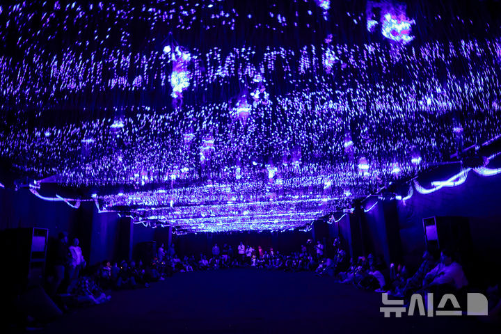 [서울=뉴시스] 정병혁 기자 = 3일 서울 광진구 뚝섬한강공원에서 열린 2025 서울라이트 한강 빛섬축제를 찾은 시민들이 라이트 전시를 살펴보고 있다. 2025.10.03. jhope@newsis.com