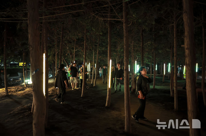 [서울=뉴시스] 정병혁 기자 = 3일 서울 광진구 뚝섬한강공원에서 열린 2025 서울라이트 한강 빛섬축제를 찾은 시민들이 라이트 전시를 살펴보고 있다. 2025.10.03. jhope@newsis.com