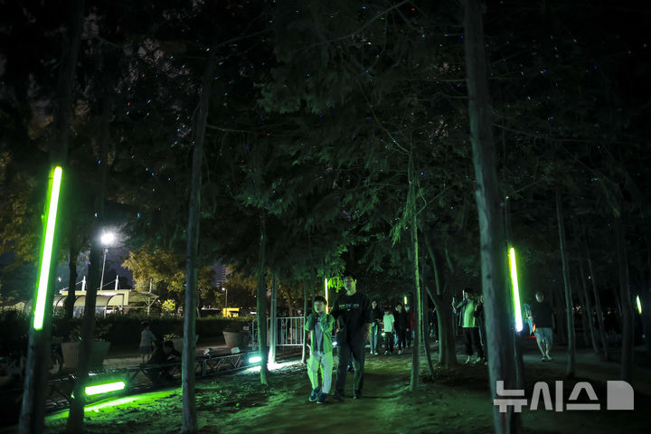 [서울=뉴시스] 정병혁 기자 = 3일 서울 광진구 뚝섬한강공원에서 열린 2025 서울라이트 한강 빛섬축제를 찾은 시민들이 라이트 전시를 살펴보고 있다. 2025.10.03. jhope@newsis.com