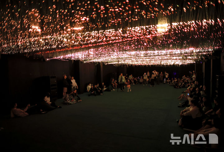 [서울=뉴시스] 정병혁 기자 = 3일 서울 광진구 뚝섬한강공원에서 열린 2025 서울라이트 한강 빛섬축제를 찾은 시민들이 라이트 전시를 살펴보고 있다. 2025.10.03. jhope@newsis.com