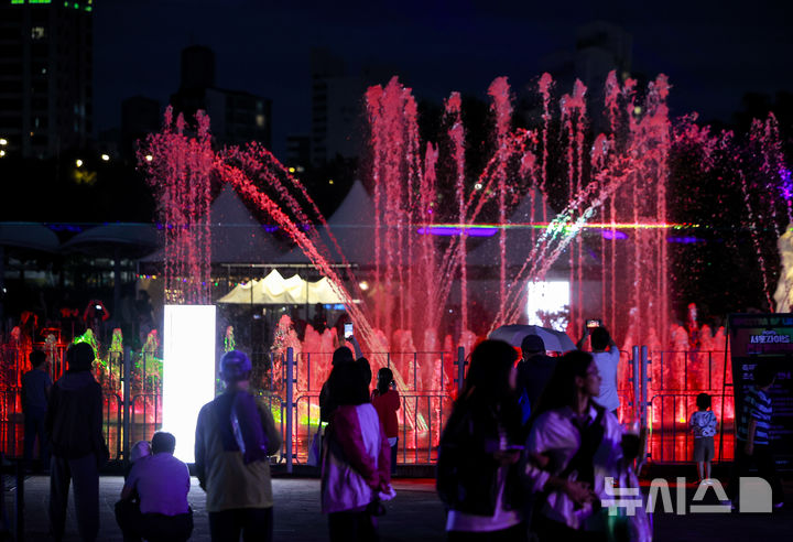 [서울=뉴시스] 정병혁 기자 = 3일 서울 광진구 뚝섬한강공원에서 열린 2025 서울라이트 한강 빛섬축제를 찾은 시민들이 라이트 전시를 살펴보고 있다. 2025.10.03. jhope@newsis.com