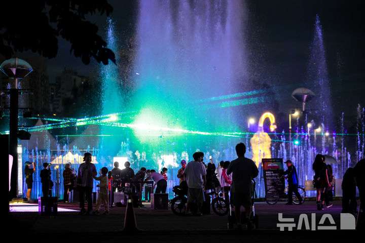 [서울=뉴시스] 정병혁 기자 = 3일 서울 광진구 뚝섬한강공원에서 열린 2025 서울라이트 한강 빛섬축제를 찾은 시민들이 라이트 전시를 살펴보고 있다. 2025.10.03. jhope@newsis.com