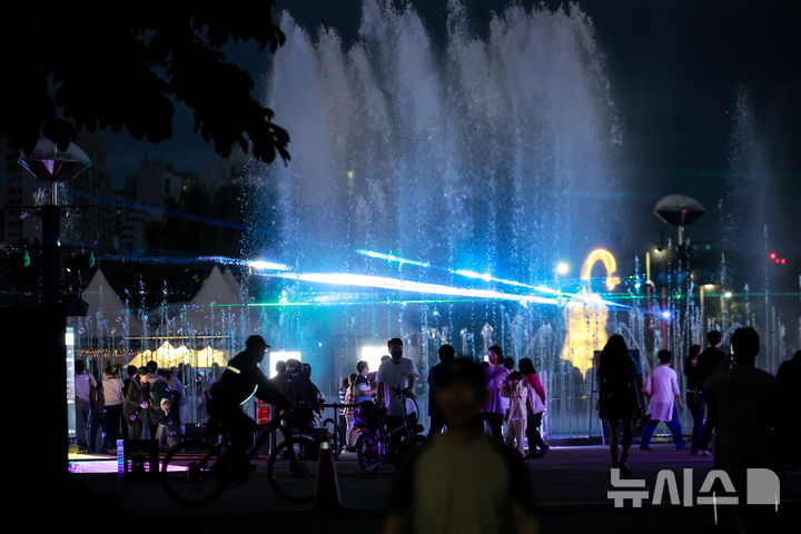 [서울=뉴시스] 정병혁 기자 = 3일 서울 광진구 뚝섬한강공원에서 열린 2025 서울라이트 한강 빛섬축제를 찾은 시민들이 라이트 전시를 살펴보고 있다. 2025.10.03. jhope@newsis.com