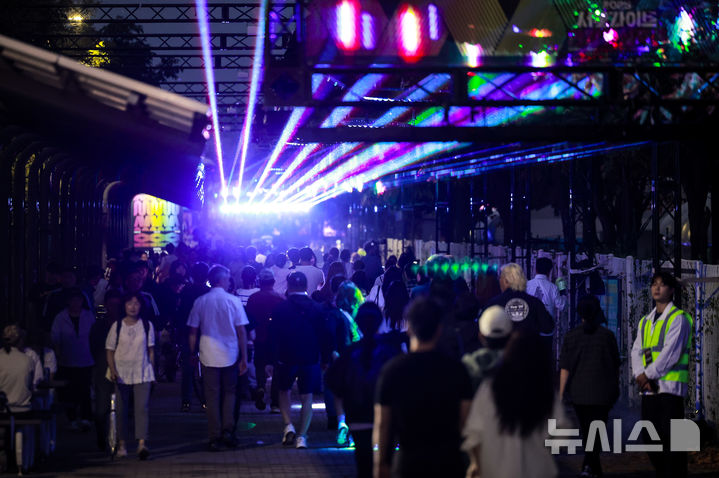 [서울=뉴시스] 정병혁 기자 = 3일 서울 광진구 뚝섬한강공원에서 열린 2025 서울라이트 한강 빛섬축제를 찾은 시민들이 라이트 전시를 살펴보고 있다. 2025.10.03. jhope@newsis.com