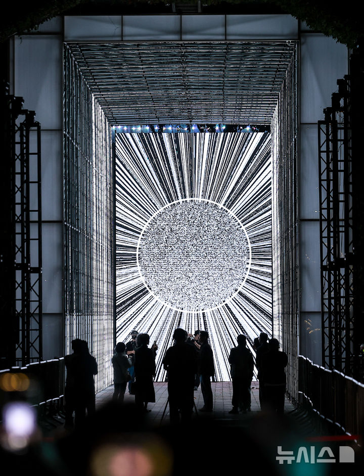 [서울=뉴시스] 정병혁 기자 = 3일 서울 광진구 뚝섬한강공원에서 열린 2025 서울라이트 한강 빛섬축제를 찾은 시민들이 라이트 전시를 살펴보고 있다. 2025.10.03. jhope@newsis.com