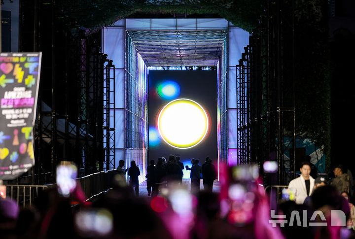 [서울=뉴시스] 정병혁 기자 = 3일 서울 광진구 뚝섬한강공원에서 열린 2025 서울라이트 한강 빛섬축제를 찾은 시민들이 라이트 전시를 살펴보고 있다. 2025.10.03. jhope@newsis.com