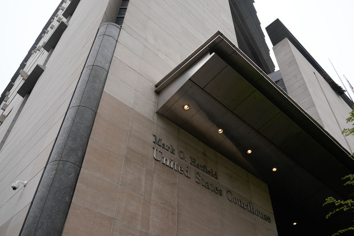 [포틀랜드=AP/뉴시스] 도널드 트럼프 미국 대통령의 포틀랜드 주방위군 배치에 대한 오리건주의 차단 요청 심리를 앞둔 3일(현지 시간) 오리건주 포틀랜드에 위치한 마크 해트필드 미 연방법원 건물이 보이고 있다. 2025.10.05.