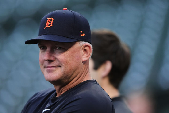 [시애틀=AP/뉴시스]메이저리그(MLB) 디트로이트 타이거스의 A.J 힌치 감독이 3일(현지 시간) 미 워싱턴주 시애틀 T-모바일 파크에서 열리는 2025 MLB 포스트시즌 아메리칸리그 디비전시리즈(ALDS·5전3선승제) 1차전 시애틀 매리너스와의 원정 경기를 앞두고 진행된 훈련을 지켜보고 있다. 2025.10.14.