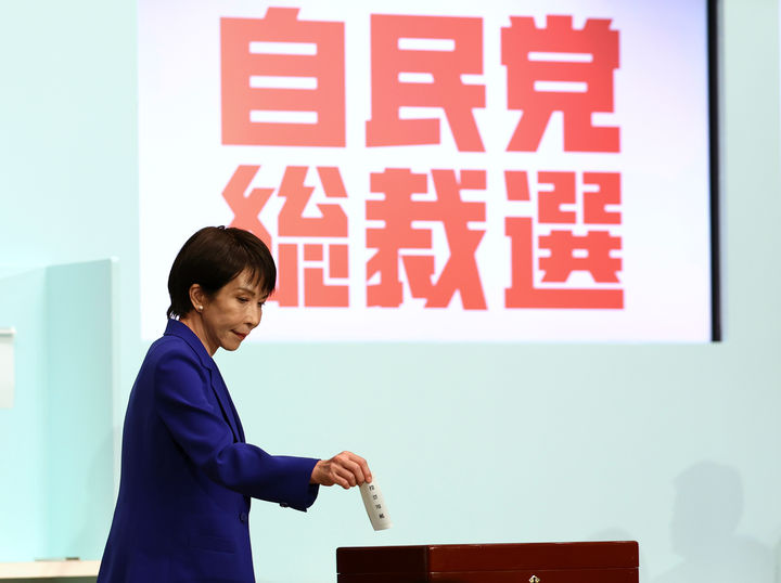 [도쿄=AP/뉴시스]4일 일본 도쿄 자민당 본부에서 자민당 총재 선거가 열려 다카이치 사나에 전 경제안보상이 투표하고 있다. 2025.10.04.