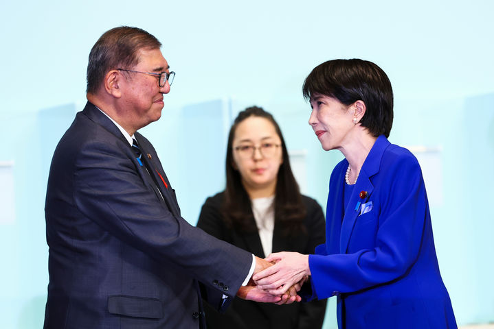 [도쿄=AP/뉴시스] 4일 일본 도쿄에서 열린 집권 자민당 총재 선거에서 승리한 다카이치 사나에(오른쪽) 신임 총재가 이시바 시게루 총리와 악수하며 인사하고 있다. 2025.10.04.