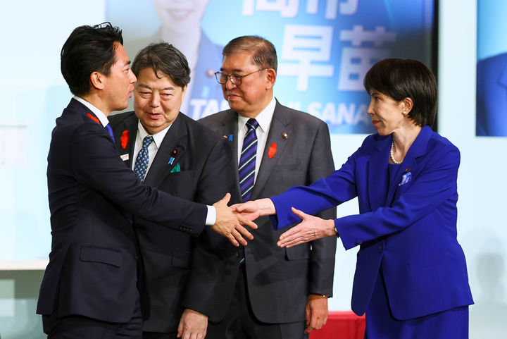 [도쿄(일본)=AP/뉴시스] 다카이치 사나에 일본 전 경제안보담당상이 4일 일본 도쿄 자유민주당 당사에서 열린 자유민주당 총재 선거에서 당선된 후 후보였던 고이즈미 신지로 농림수상상 장관과 인사를 나누고 있다. 2025.10.04.