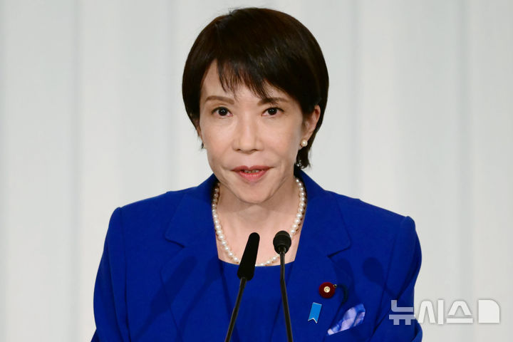 [도쿄(일본)=AP/뉴시스] 일본 자유민주당 총재 선거에서 당선된 다카이치 사나에 일본 전 경제안보담당상이 4일 일본 도쿄 자유민주당 당사에서 기자회견을 하고 있다. 있다. 2025.10.04.