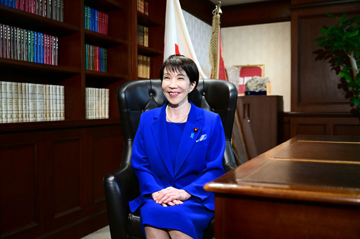 [도쿄=AP/뉴시스] 차기 일본 총리로 21일 취임할 전망인 다카이치 사나에(高市早苗) 집권 자민당 총재가 내각 출범을 위한 각료 인사를 검토하고 있는 것으로 전해졌다. 지난 4일 일다카이치 사나에 일본 집권 자민당 총재가 당 대표실에서 포즈를 취하고 있다. 2025.10.21. photo@newsis.com