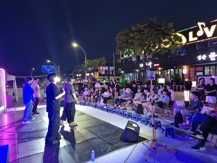 [울산=뉴시스] 박수지 기자 = 울산 동구 일산청년광장에서 그룹 '엑시트'가 무대를 펼치고 있다. 2025.10.04. (사진=울산 동구). photo@newsis.com *재판매 및 DB 금지