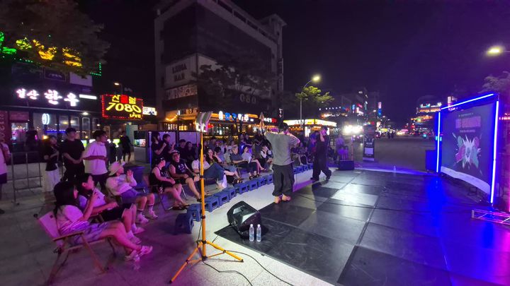 [울산=뉴시스] 박수지 기자 = 울산 동구 일산청년광장에서 그룹 '엑시트'가 무대를 펼치고 있다. 2025.10.04. (사진=울산 동구). photo@newsis.com *재판매 및 DB 금지