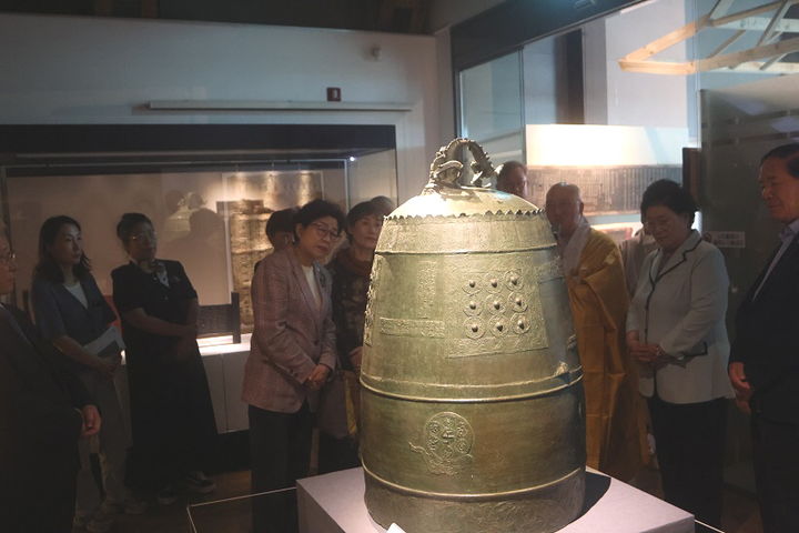 [통영=뉴시스] 신정철 기자= 경남 통영시는 지난 2일 통영시립박물관 기획전시실에서 '통영 안정사, 유물로 보는 공간과 의례 문화 展' 개막식을 개최했다.사진은 국가유형유산 보물로 지정됐고, 제작시기와 장소가 명문으로 남아 있는 안정사 동종(사진=통영시 제공).2025.10.04. photo@newsis.com *재판매 및 DB 금지