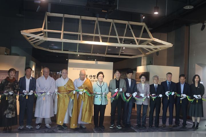 [통영=뉴시스] 신정철 기자= 경남 통영시는 지난 2일 통영시립박물관 기획전시실에서 '통영 안정사, 유물로 보는 공간과 의례 문화 展' 개막식을 개최했다.사진은 허대양 통영시 부시장, 배도수 통영시의회 의장을 비롯해 통영시 도·시의원과 대한불교법화종 총무부원장 현묵스님 등 불교관계자 등 많은 내·외빈들이 참석한 가운데 개최된 개관식 모습.(사진=통영시 제공).2025.10.04. photo@newsis.com *재판매 및 DB 금지