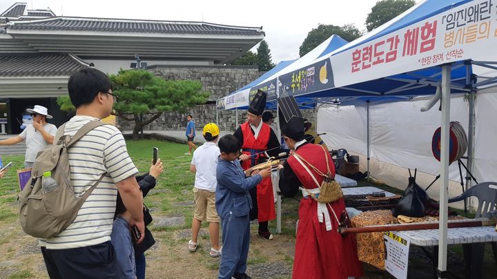 [진주=뉴시스]국립진주박물관, 전통 무기 체험.(사진=뉴시스 DB).photo@newsis.com *재판매 및 DB 금지