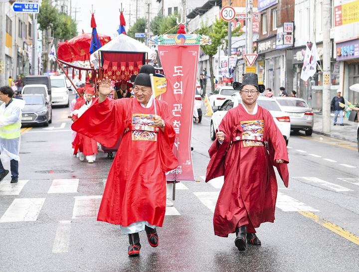 [문경=뉴시스] '2025 경상감사 교인식 및 도임행차' 재현 행사에서 신현국 문경시장과 이정걸 문경시의회 의장이 도임행차 퍼레이드를 하고 있다. (사진=문경시 제공) 2025.10.04. photo@newsis.com *재판매 및 DB 금지