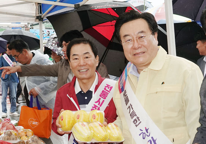 [창녕=뉴시스] 박상웅 의원과 성낙인 군수가 추석맞이 창녕 전통시장에서 장보기를 하고 있다. (사진=창녕군 제공) 2025.10.04. photo@newsis.com *재판매 및 DB 금지
