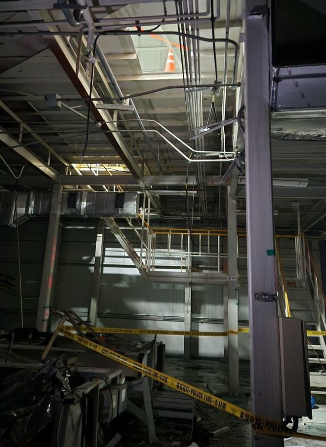 [완주=뉴시스] 지난 3일 오후 9시28분께 전북 완주군 봉동읍의 현대차 전주공장에서 2층 바닥 철거 작업을 하던 50대 노동자가 7m 아래로 추락해 숨졌다. 사진은 당시 A씨가 작업하던 공간. (사진=전북도소방본부 제공) 2025.10.04. photo@newsis.com *재판매 및 DB 금지