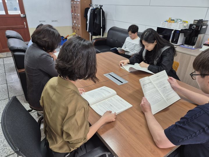 충북교육청 소속 교사들이 대입 자료집을 살펴보고 있다.&nbsp; *재판매 및 DB 금지