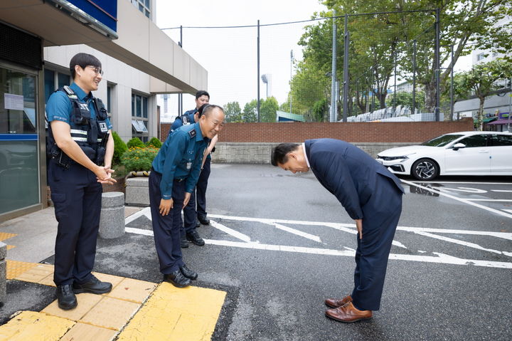장안지구대 찾은 이재준 수원시장. (사진=수원시 제공) *재판매 및 DB 금지