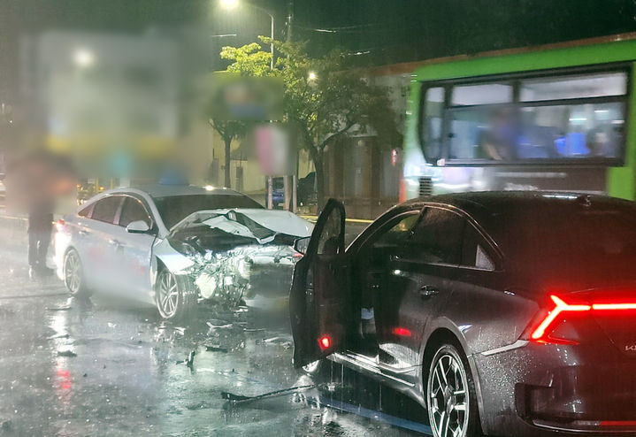 [부산=뉴시스] 3일 오후 부산 북구의 한 도로에서 중앙선을 침범해 역주행한 승용차가 택시와 정면으로 충돌하는 사고가 발생했다. (사진=부산경찰청 제공) 2025.10.04. photo@newsis.com   *재판매 및 DB 금지