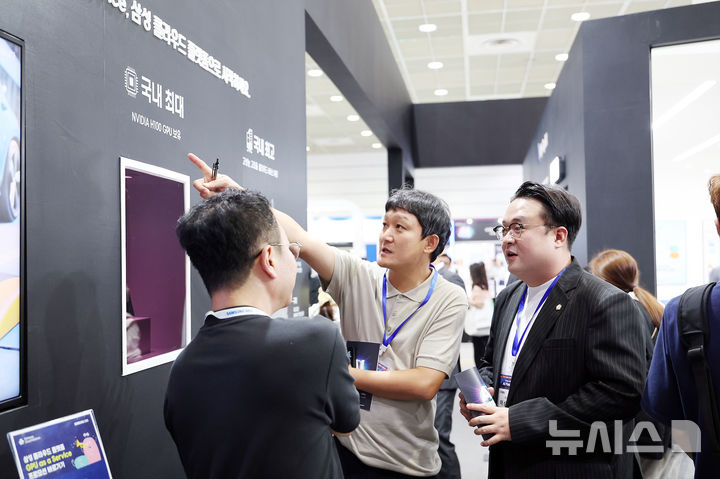 [시흥=뉴시스] 경기 시흥시의회 ‘기업 맞춤지원 제도 연구회’가 최근 'AI Festa' 현장을 찾은 가운데 현장 관계자에게 다양한 질문을 하고 있다.(사진=시흥시 의회 제공).2025.10.04.photo@newsis.com *재판매 및 DB 금지