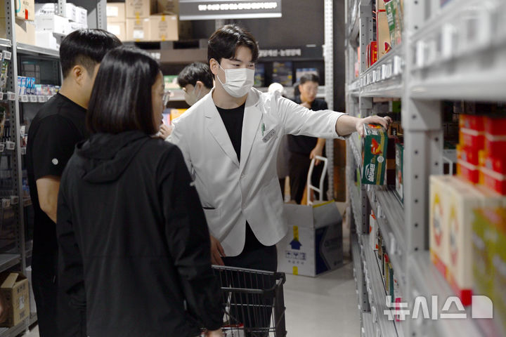 [광주=뉴시스] 이현행 기자 = 4일 오전 광주 광산구 수완동에 위치한 광주 1호 창고형 약국에서 시민들이 약사와 상담하고 있다. 2025.10.04. lhh@newsis.com