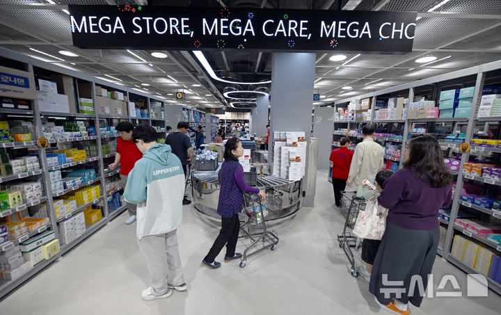 [광주=뉴시스] 이현행 기자 = 4일 오전 광주 광산구 수완동에 위치한 광주 1호 창고형 약국에서 시민들이 매장을 둘러보고 있다. 2025.10.04. lhh@newsis.com