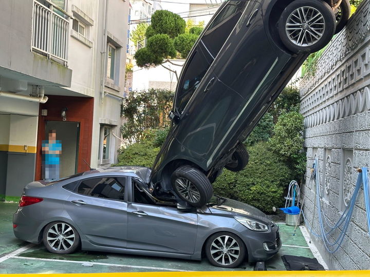 [서울=뉴시스] 사고 현장. (사진=자동차 온라인 커뮤니티 '보배드림' 캡처) *재판매 및 DB 금지