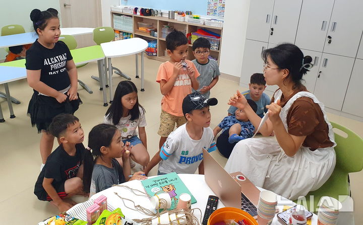 [청주=뉴시스] 청주시 외국인주민 지원센터 아동 프로그램 자료사진. (사진=청주시 외국인주민 지원센터 제공)