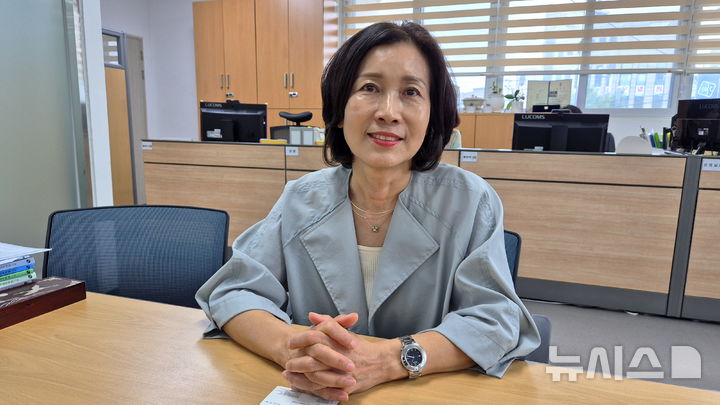 [청주=뉴시스] 연현철 기자 = 이은숙 청주시 외국인주민 지원센터장이 2일 센터 2층 사무국에서 센터 프로그램에 대해 설명하고 있다.