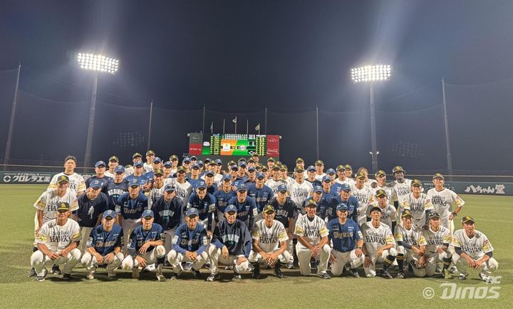 [서울=뉴시스] 1~3일 일본 후쿠오카에서 교류전을 펼친 프로야구 NC 다이노스 퓨처스(2군) 팀과 소프트뱅크 호크스 선수단. (사진 = NC 다이노스 제공) *재판매 및 DB 금지