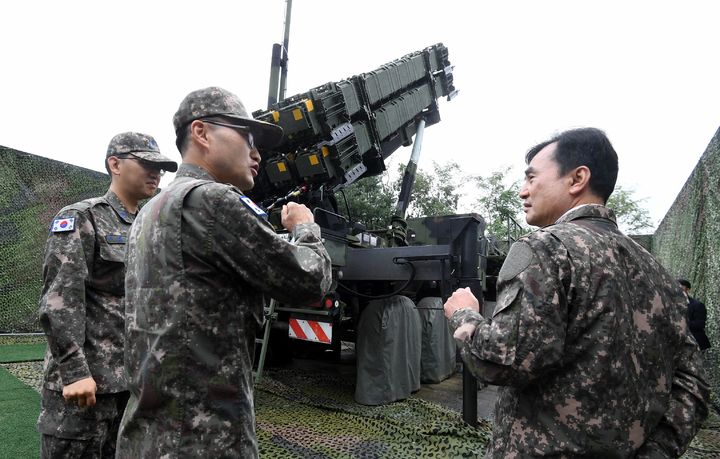 [서울=뉴시스] 안규백 국방부장관은 4일 수도권 패트리어트 포대를 방문해 군사대비태세를 점검했다. (사진=국방부 제공) 2025.10.04. photo@newsis.com *재판매 및 DB 금지