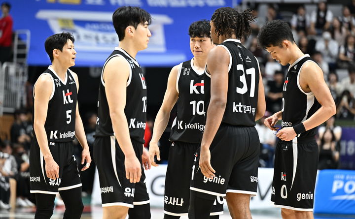 [서울=뉴시스] 프로농구 수원 KT 선수단. (사진 = KBL 제공) *재판매 및 DB 금지