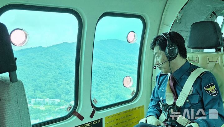 [청주=뉴시스] 이종원 충북경찰청장이 4일 헬기에 탑승해 귀성길 교통관리 상황을 살피고 있다. (사진= 충북경찰청 제공) 2025.10.04. photo@newsis.com *재판매 및 DB 금지