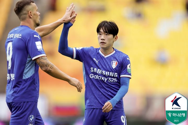 [서울=뉴시스] 프로축구 K리그2 수원 삼성의 일류첸코, 박지원. (사진=한국프로축구연맹 제공) *재판매 및 DB 금지