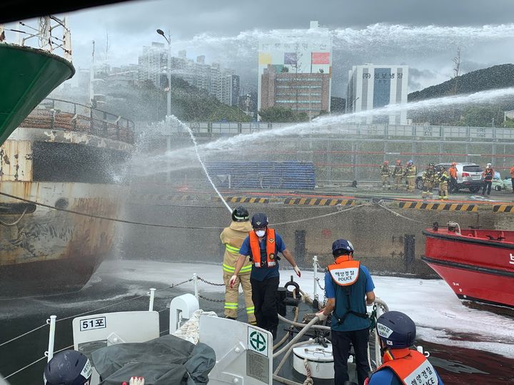 [부산=뉴시스] 4일 부산 감천항에 계류 중인 선박 화재 진화 작업. (사진=부산해경 제공) 2025.10.04. photo@newsis.com&nbsp; *재판매 및 DB 금지