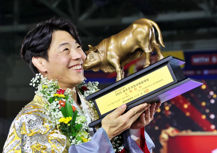 [서울=뉴시스] 2025 울주추석장사씨름대회 소백장사에 등극한 이완수. (사진 = 대한씨름협회 제공) *재판매 및 DB 금지