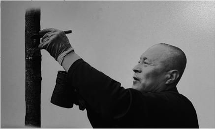 [서산=뉴시스] 최근 권순섭 교수가 자신의 작품에 옻칠을 하고 있다. (사진=서해미술관 제공) 2025.10.04. photo@newsis.com *재판매 및 DB 금지