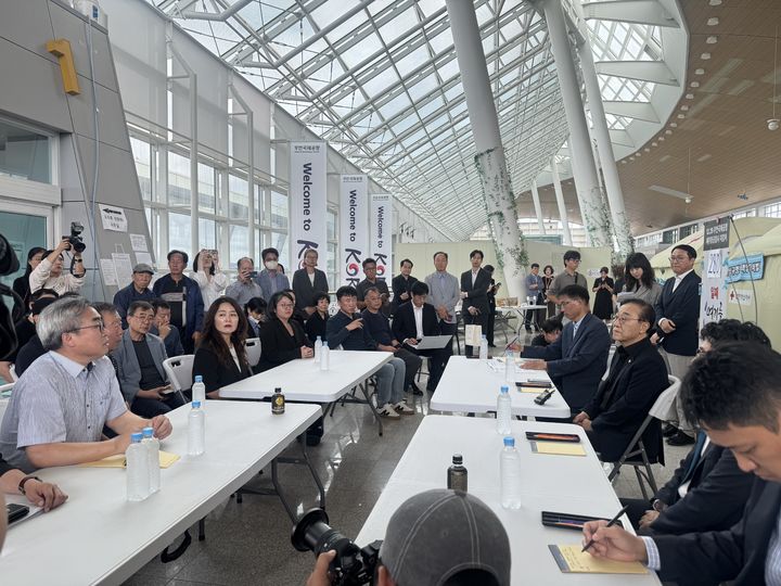 [무안=뉴시스] 4일 무안국제공항에서 김윤덕 국토교통부 장관고과 제주항공 여객기 참사 유가족이 면담하고 있다. (사진=유가족협의회 제공) 2025.10.4. photo@newsis.com *재판매 및 DB 금지