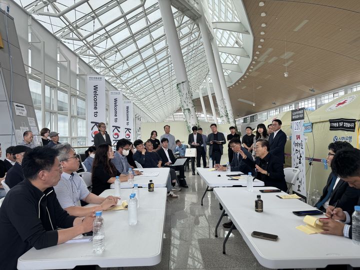 [무안=뉴시스] 4일 무안국제공항에서 김윤덕(오른쪽) 국토교통부 장관이 제주항공 여객기 참사 유가족의 질문에 답변하고 있다. (사진=유가족협의회 제공) 2025.10.4. photo@newsis.com *재판매 및 DB 금지